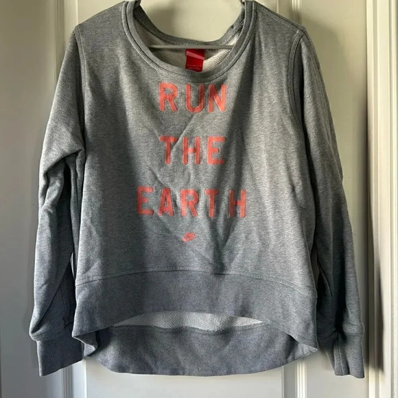 Nike Tops - Women’s run the earth pullover large